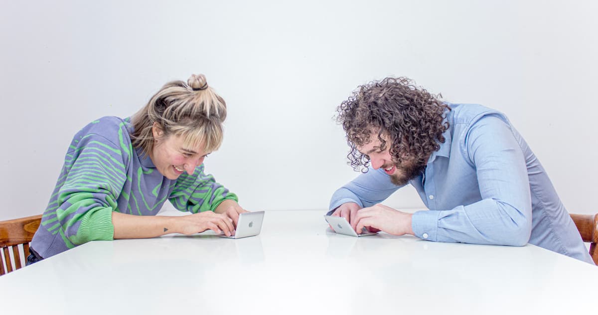 Merel en Danny zitten achter mini laptops